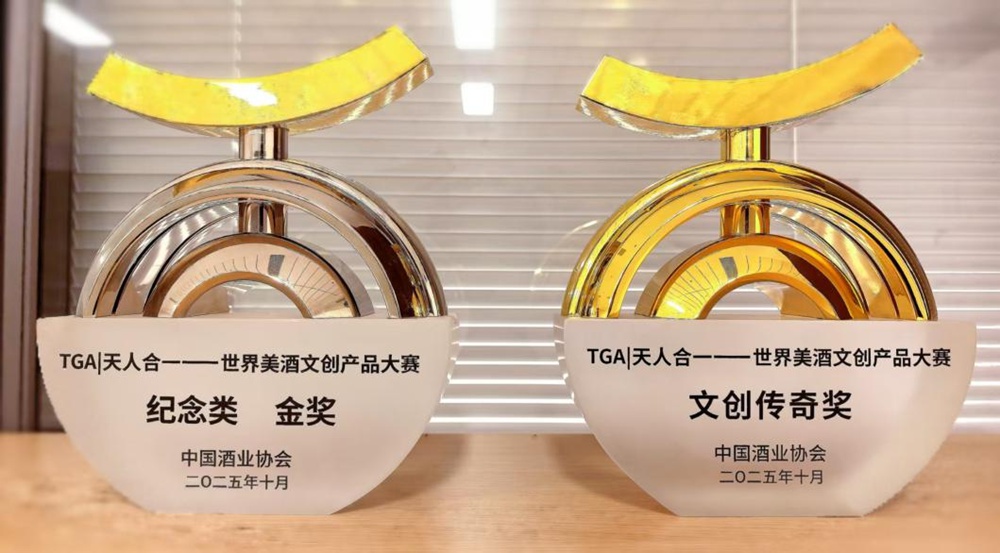 79184633.jpg 优德88金蛇献瑞生肖酒、梦之蓝幸福美满礼盒.jpg